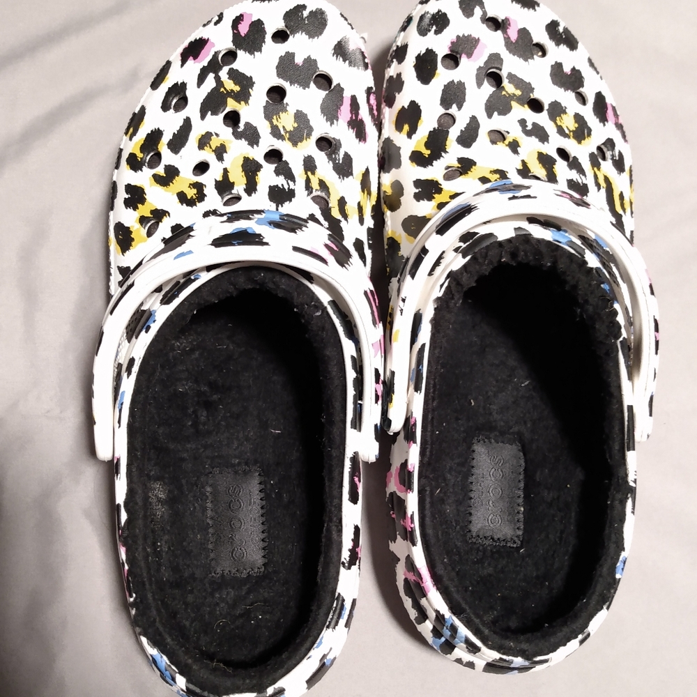 Crocs fuzz lined, barely worn. w11, m9